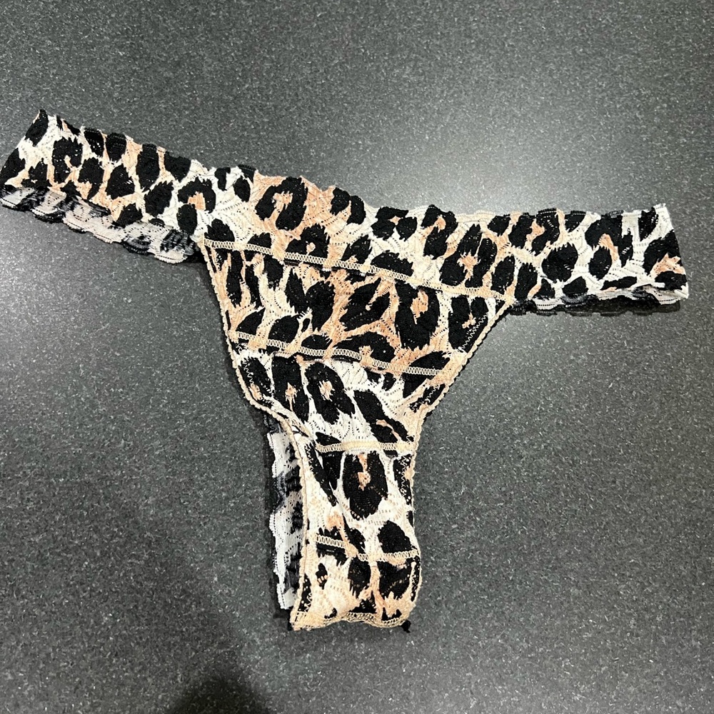 Victoria’s Secret Very Sexy Leopard Pattern Lace Thong Size Medium
